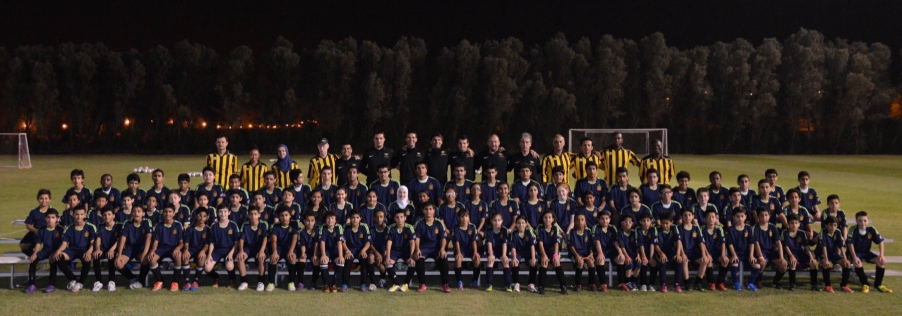 Jugadores, jugadoras y entrenadores de BSA en una foto de grupo en el campo